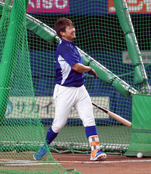 投手練習、打撃練習で快音を響かせ明るい表情を見せる松坂大輔（撮影・森本幸一）