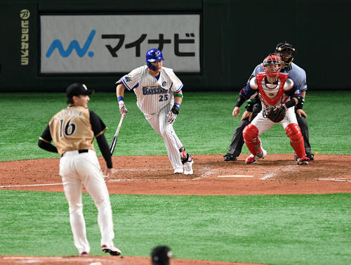 オールスター第1戦　全セ対全パ　4回裏全セ無死一、三塁、三塁への適時内野安打を放つDeNA筒香。投手日本ハム有原、捕手西武森（撮影・横山健太）