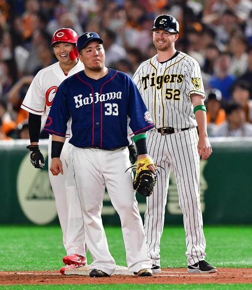 全セ対全パ　4回裏前セ無死一、三塁、相手失策で出塁の鈴木（左）に声を掛ける1塁コーチの阪神ジョンソン。一塁手山川（撮影・清水貴仁）