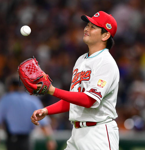 第1戦　全セ対全パ　1回、アウトを2つとり笑顔をみせる広島大瀬良大地（撮影・清水貴仁）