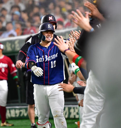 プロ野球オールスター　第1戦　全セ対全パ　2回表全パ2死一塁、先制の右越え2点本塁打を放ち生還する西武森友哉（撮影・清水貴仁）