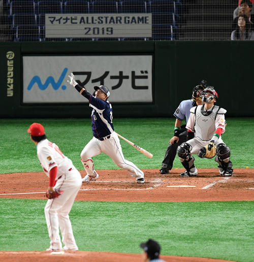 オールスター第1戦　全セ対全パ　2回表全パ2死一塁、右越え2点本塁打を放つ森。投手大瀬良（撮影・横山健太）