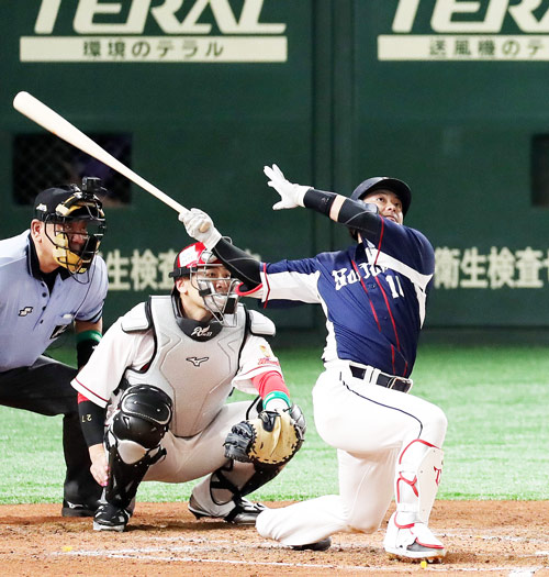 全セ対全パ　2回表全パ2死一塁、先制の右越え2点本塁打を放つ西武森（撮影・前田充）