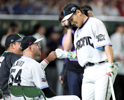 全セ対全パ　試合前、ホームランダービーで打ち終えタッチを交わす全パのオリックス吉田（右）と全セのヤクルト村上（左）（撮影・垰建太）