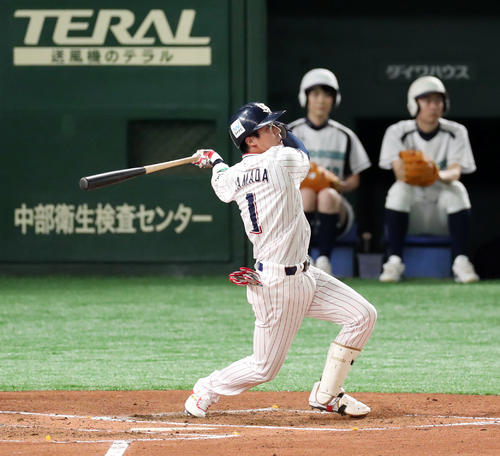 1回裏全セ無死、中越え三塁打を放つヤクルト山田哲（撮影・前田充）