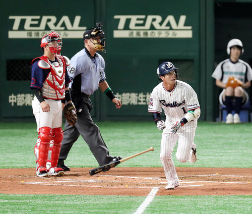 1回裏全セ無死、中越え三塁打を放つヤクルト山田哲（撮影・前田充）