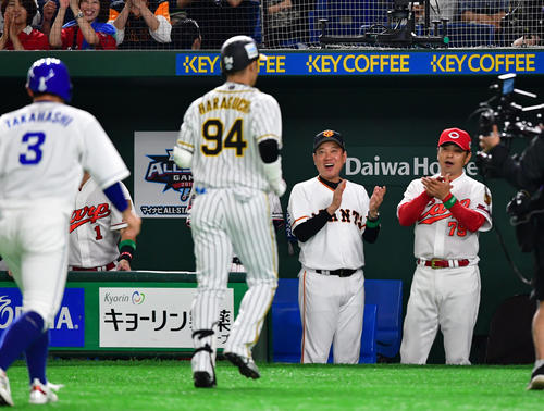 プロ野球オールスター　第1戦　全セ対全パ　9回裏全セ2死一塁、2点本塁打を放った阪神原口文仁（94）を出迎える広島緒方孝市監督（右）、巨人原辰徳監督（右から2人目）（撮影・清水貴仁）