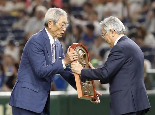 野球殿堂入りの表彰式でレリーフを受け取る権藤博氏（左）（共同）