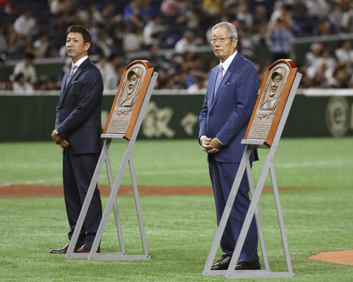 野球殿堂入りの表彰式に臨む立浪和義氏（左）と権藤博氏（共同）