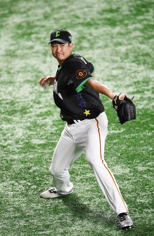 全セ対全パ　試合前、キャッチボールをする巨人菅野（撮影・横山健太）