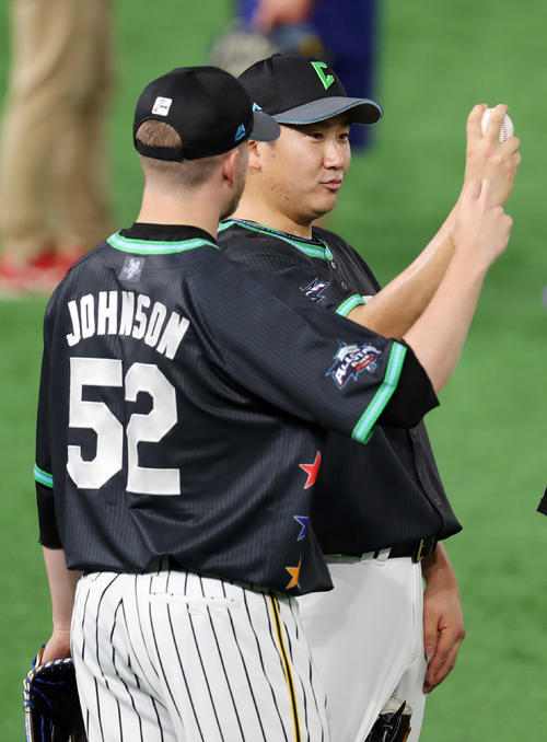全セ対全パ　阪神ジョンソン（手前）に、ボールの握りを教える巨人菅野（撮影・前田充）