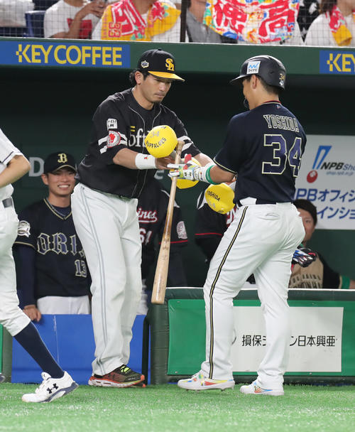 4回表全パ2死、松田宣（中央）は左飛に倒れベンチに戻る吉田正にバーベルのおもちゃ？を手渡す（撮影・垰建太）