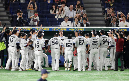 全セ対全パ　試合前、円陣を組む全パの選手たち。中央は雄たけびをあげるソフトバンク松田宣（撮影・前田充）