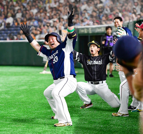 プロ野球オールスター　第1戦　全セ対全パ　6回表全パ2死、左越え本塁打を放ちどすこいポーズをみせる西武山川穂高（撮影・清水貴仁）