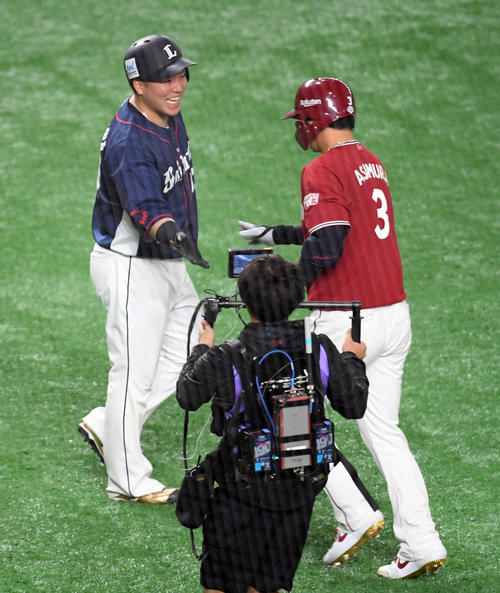 全セ対全パ　6回表全パ2死、中越えにソロ本塁打を放った楽天浅村を迎える西武山川（撮影・たえ見朱実）