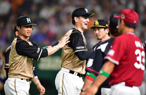 全セ対全パ　4回を終え出迎えに笑顔をみせる日本ハム有原（撮影・清水貴仁）