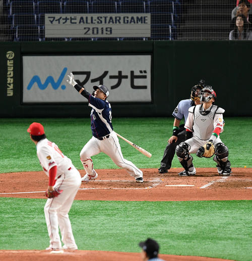 オールスター第1戦　全セ対全パ　2回表全パ2死一塁、右越え2点本塁打を放つ森。投手大瀬良（撮影・横山健太）