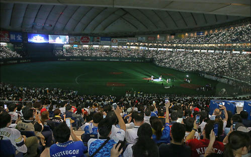 「マイナビオールスターゲーム2019」第1戦　スタンドのファンたちがスマートフォーンの明かりでMVPの西武森友哉を祝福する（撮影・上山淳一）
