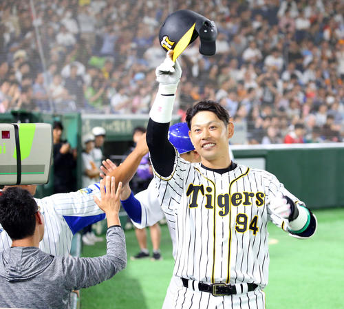 9回裏全セ2死一塁、左中間に2点本塁打を放った阪神原口（右）はファンの声援に応える（撮影・垰建太）