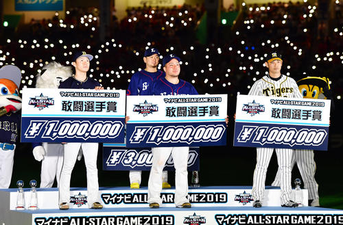　第1戦　全セ対全パ　表彰を受けるMPVの西武森（奥）と敢闘選手賞の選手たち、手前左からオリックス山本、西武山川、阪神原口（撮影・清水貴仁）
