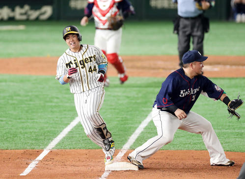 全セ対全パ　7回裏全セ1死、二塁内野安打を放った阪神梅野（撮影・前田充）