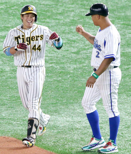 7回裏全セ1死、代打の阪神梅野隆太郎（左）は二塁内野安打を放ち一塁コーチャーのDeNAホセ・ロペスと笑顔でグータッチ（撮影・上山淳一）