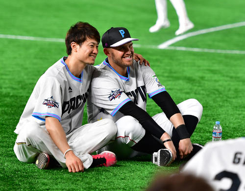 全セ対全パ　記念撮影を行う日本ハム西川（左）とロッテ・レアード（撮影・清水貴仁）