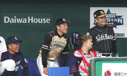 全セ対全パ　5回表全パ2死、ロッテ荻野のフェンス直撃の打球を見て盛り上がる、左から西武辻監督、日本ハム栗山監督、ソフトバンク工藤監督（撮影・垰建太）