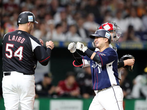 全セ対全パ　2回表全パ2死一塁、西武森（右）は右越え2点本塁打を放ち笑顔でロッテのレアードとタッチを交わす（撮影・垰建太）