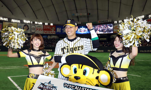 全セ対全パ　試合を終え、敢闘賞の阪神原口は笑顔で写真に納まる（撮影・垰建太）