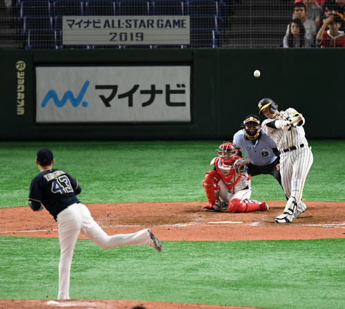 全セ対全パ　9回裏全セ2死一塁、左越え2点本塁打を放つ原口（撮影・横山健太）