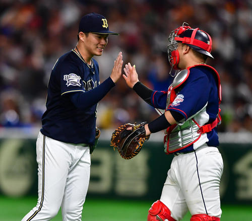 プロ野球オールスター　第1戦　全セ対全パ　9回、最後を締め西武森友哉（右）とタッチを交わすオリックス山本由伸（撮影・清水貴仁）