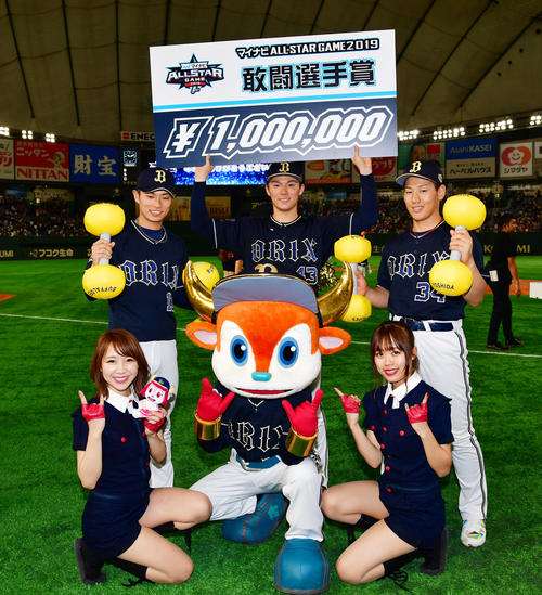 プロ野球オールスター　第1戦　全セ対全パ　試合後、敢闘選手賞を獲得し記念撮影を行うオリックス山本由伸（中央）、左は山岡泰輔、右は吉田正尚（撮影・清水貴仁）