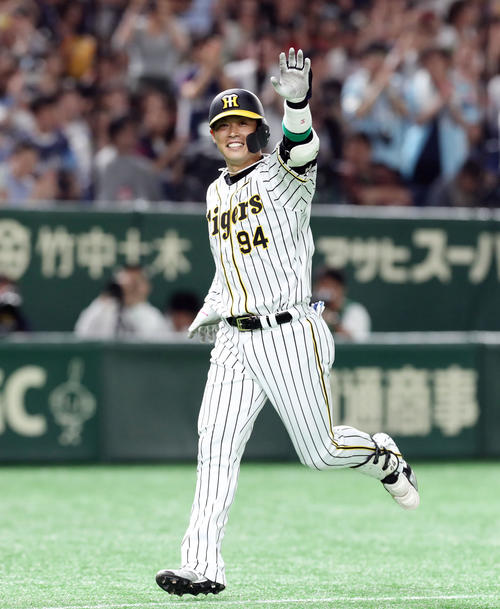 全セ対全パ　9回裏全セ2死一塁、左中間に2点本塁打を放ちスタンドに手を挙げながら本塁に向かう阪神原口（撮影・垰建太）
