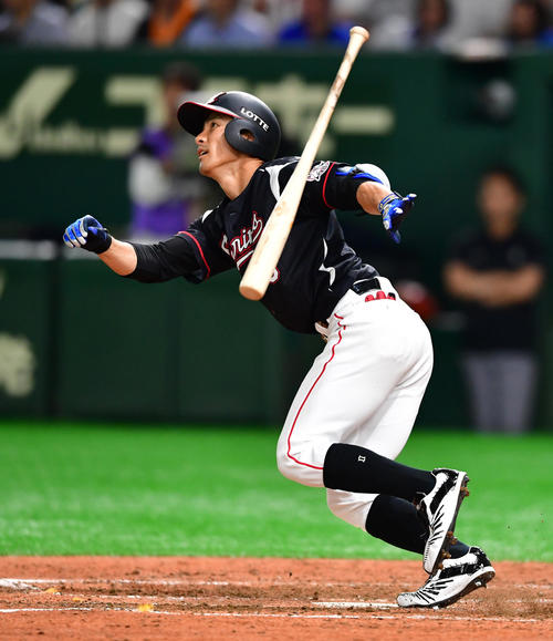 プロ野球オールスター　第1戦　全セ対全パ　5回表全パ2死、左中間フェンス直撃の二塁打を放つロッテ荻野貴司（撮影・清水貴仁）