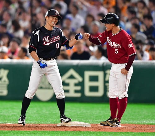 プロ野球オールスター　第1戦　全セ対全パ　9回表全パ1死三塁、左前適時打を放つロッテ荻野貴司（左）、右は楽天茂木栄五郎（撮影・清水貴仁）