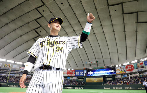 全セ対全パ　試合を終え、全セの阪神原口文仁はスタンドに笑顔でサムアップ（撮影・垰建太）