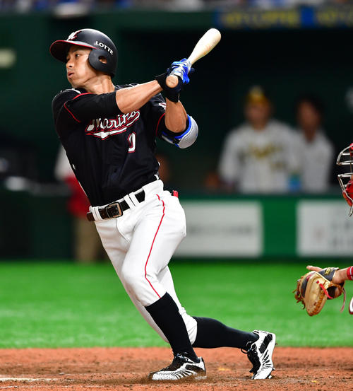 プロ野球オールスター　第1戦　全セ対全パ　9回表全パ1死三塁、左前適時打を放つロッテ荻野貴司（撮影・清水貴仁）