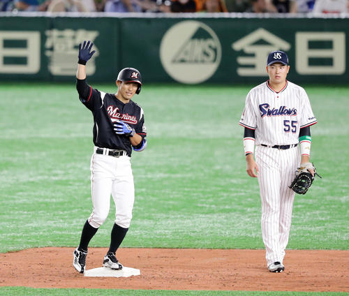 全セ対全パ　5回表全パ2死、ロッテ荻野貴はフェンス直撃二塁打を放ち、声援にこたえる。右はヤクルト村上（撮影・浅見桂子）