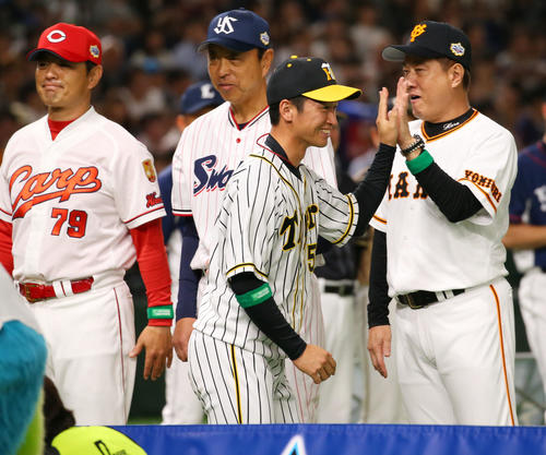 全セ対全パ　選手入場で全セ阪神近本（中央）は巨人原監督（右）とタッチを交わす（撮影・垰建太）