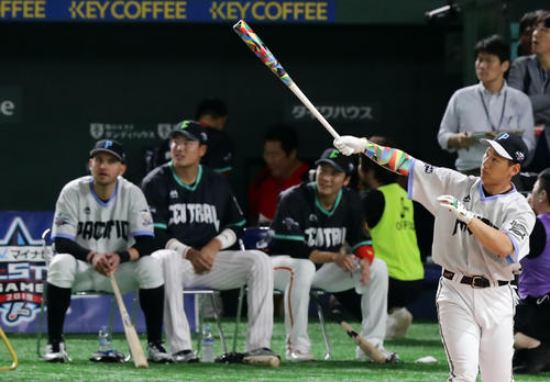 本塁打ダービーで決勝進出を決めたオリックス吉田正。後方は左から、ロッテ・レアード、ヤクルト村上、巨人坂本勇（撮影・浅見桂子）