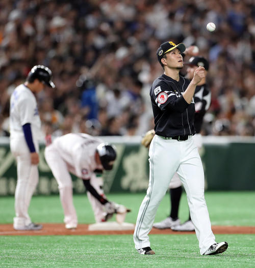 全セ対全パ　1回表、ヤクルト山田（左から2人目）にフェンス直撃の二塁打を浴びた全パ先発のソフトバンク千賀（撮影・垰建太）