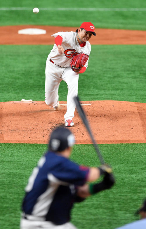 2回表、山川（手前）に投球する大瀬良（撮影・滝沢徹郎）