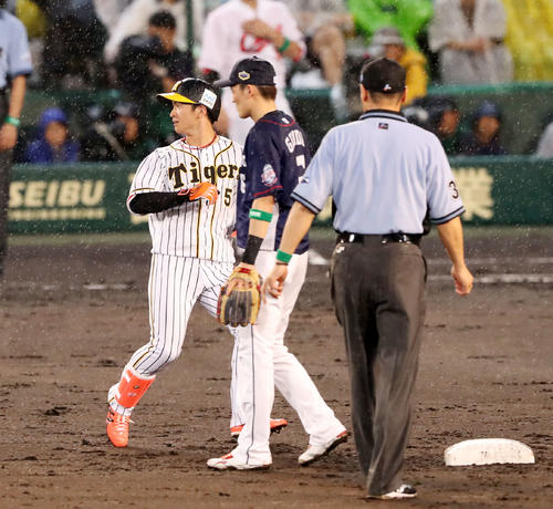 全セ対全パ　2回裏全セ1死、近本は右越え二塁打を放つ（撮影・加藤哉）