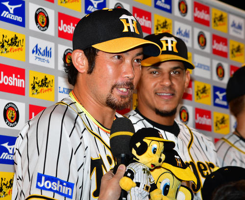 阪神対広島　お立ち台でヒーローインタビューを受ける岩田稔（撮影・清水貴仁）＝2019年7月5日、甲子園球場