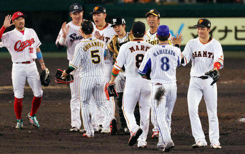 全セ対全パ　全パに勝利し、タッチを交わす全セの選手たち（撮影・前田充）
