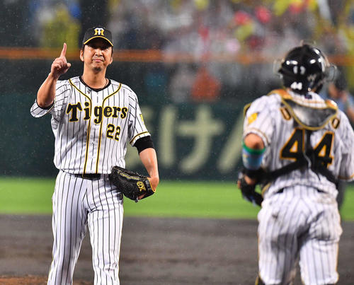 プロ野球オールスター第2戦　全セ対全パ　9回1イニングを無失点に抑え1番ポーズを見せる藤川球児（撮影・上田博志）