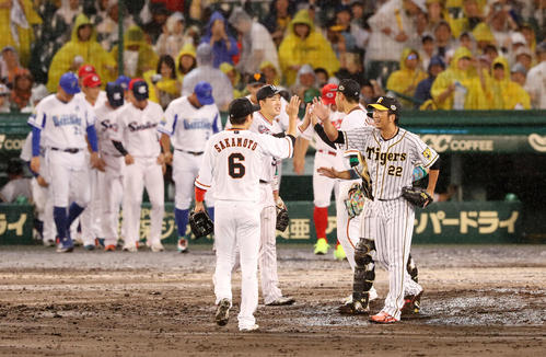全セ対全パ　全パに勝利しナインとハイタッチする藤川（撮影・加藤哉）