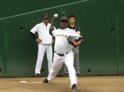 ジャイアンツ球場でブルペン入りし、ボールを投げる巨人デラロサ（撮影・久保賢吾）