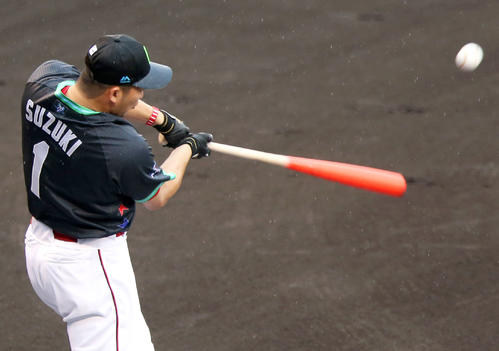 ホームランダービーで豪快に打球を飛ばす広島鈴木誠也（撮影・上山淳一）